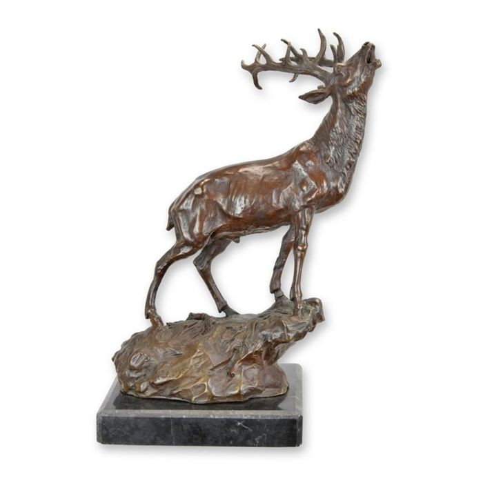 Bronzen hertensculptuur met groot gewei op rots en donkere sokkel