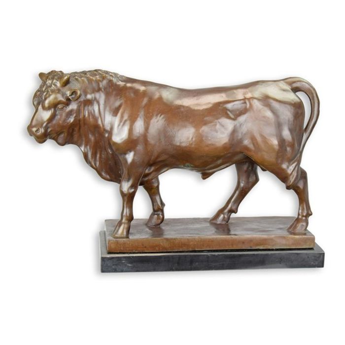 Bronzen stierbeeld met gebogen staart op rechthoekige sokkel
