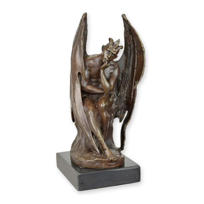 Bronzen beeld van zittende Satan met hoorns en hoge vleugels