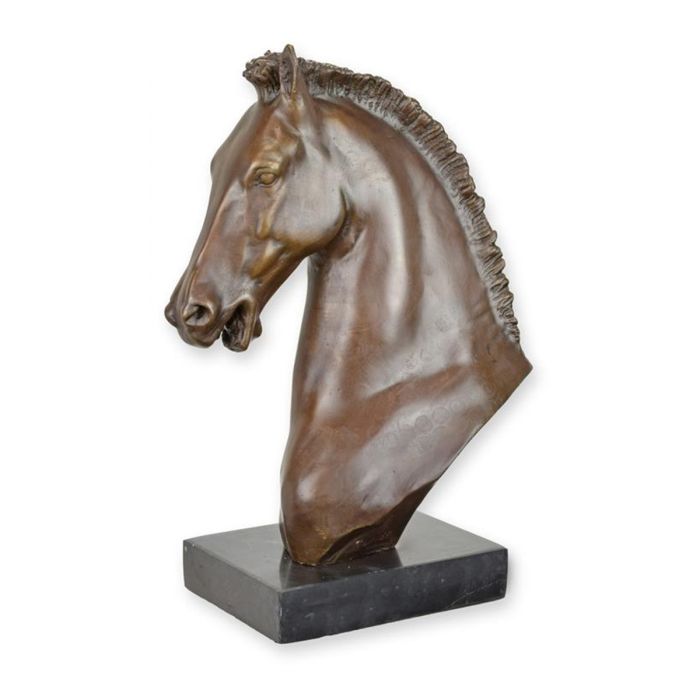 Bronzen sculptuur van paardenhoofd met manen op donkere sokkel