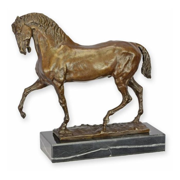 Bronzen beeld van dravend paard met geheven voorbeen op donkere sokkel