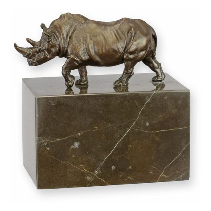 Bronzen neushoornbeeld met twee hoorns op donkere geaderde sokkel