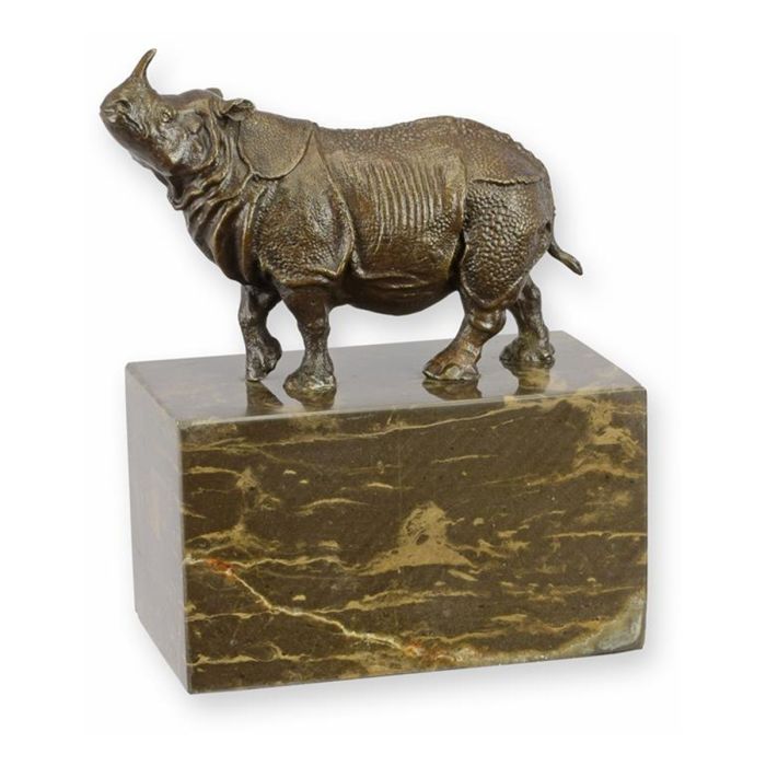 Bronzen neushoornsculptuur op sokkel met bruin-goud gemarmerd patroon