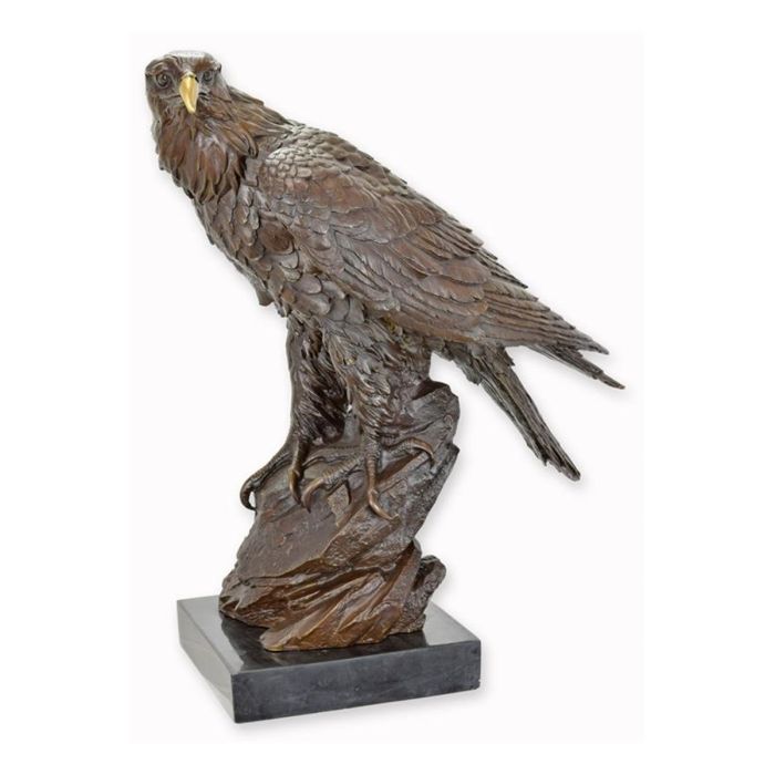 Bronzen adelaar sculptuur op rots met gedetailleerd verenkleed