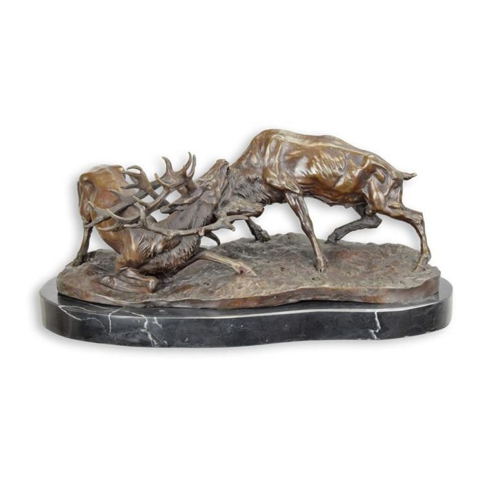 Bronzen sculptuur van twee vechtende herten met verstrengelde geweien
