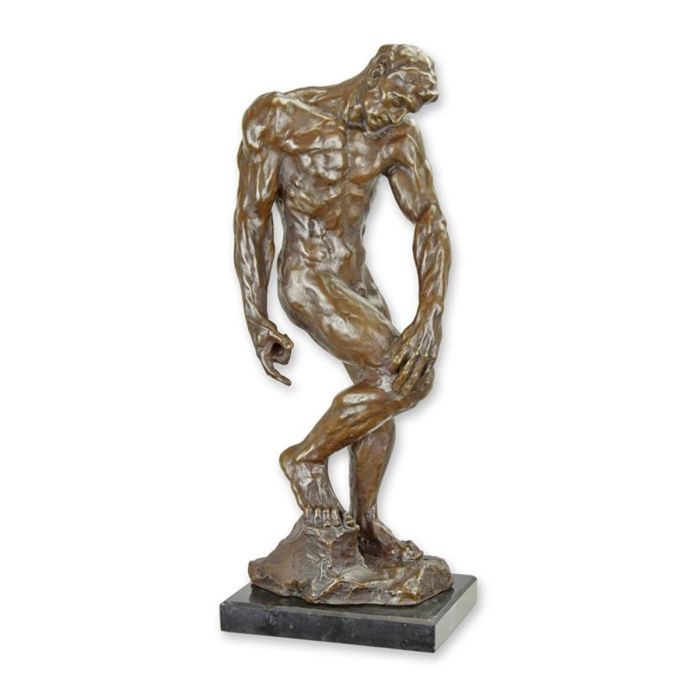 Bronzen sculptuur Adam in gebogen houding op donkere sokkel
