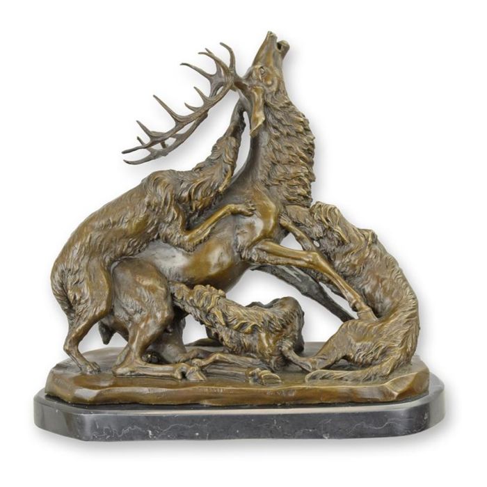 Bronzen sculptuur van hertenjacht met gewei en jachthonden