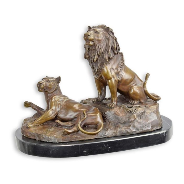 Bronzen sculptuur van leeuw en leeuwin op zwarte sokkel