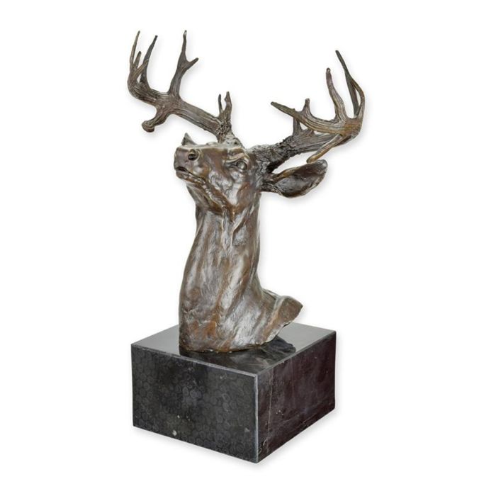 Bronzen hertenkop sculptuur met vertakt gewei op donkere sokkel
