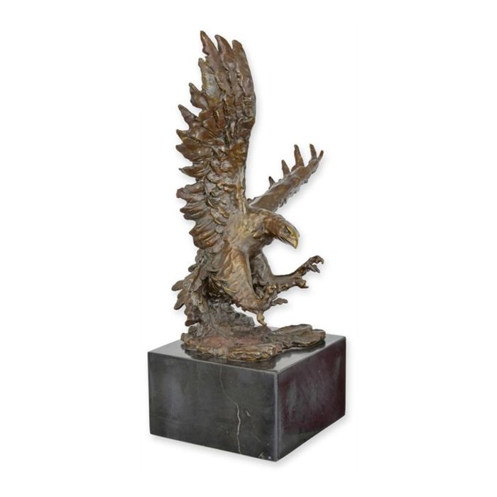 Bronzen adelaarssculptuur met gespreide vleugels op donkere sokkel