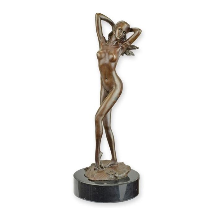 Bronzen sculptuur Awakening met staande vrouwenfiguur en zwarte ronde sokkel