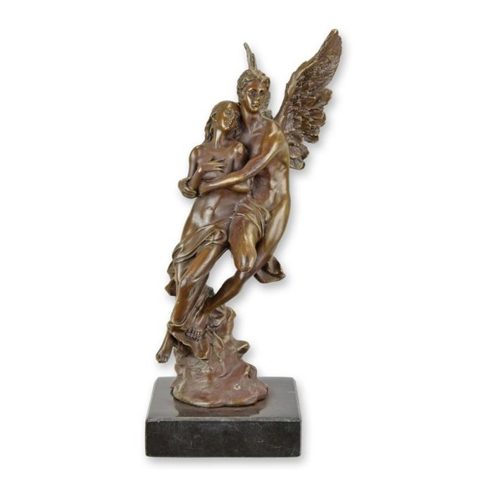 Bronzen beeld van Cupido en Psyche met grote vleugels op donkere sokkel