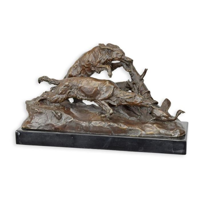 Bronzen sculptuur met twee jachthonden en eenden op zwarte sokkel