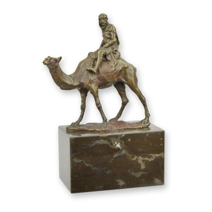 Bronzen sculptuur van lopende kameel met ruiter op donkere sokkel