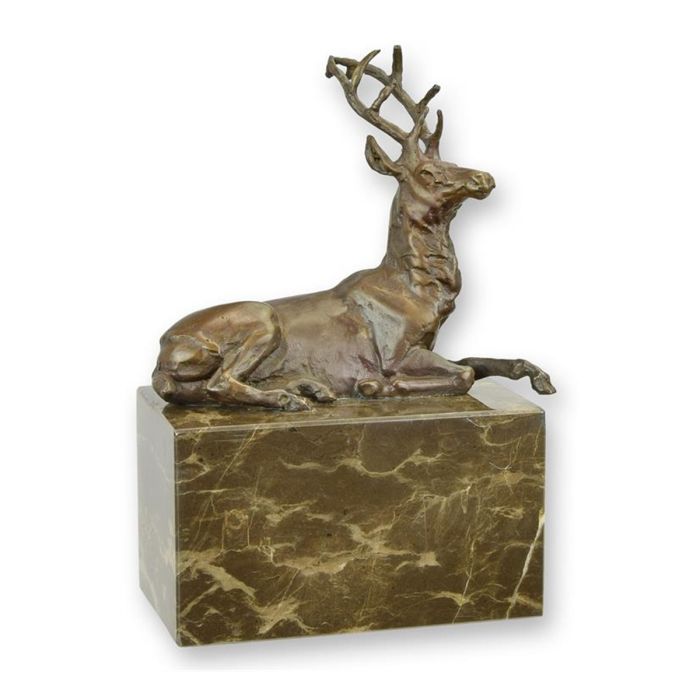 Bronzen sculptuur van liggend hert met groot gewei op bruin geaderde sokkel