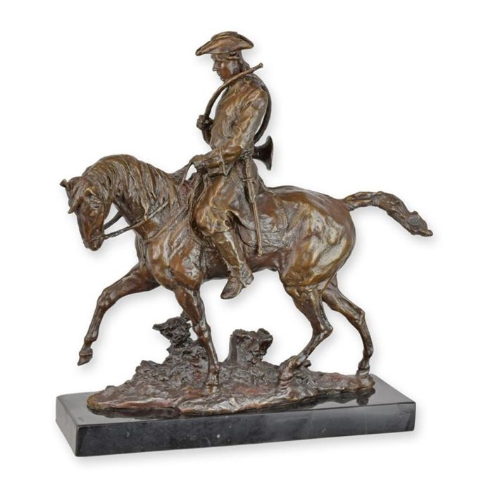 Bronzen beeld van Lodewijk XV te paard op donkere sokkel