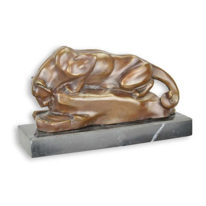 Bronzen sculptuur van drinkende poema bij waterpoel op donkere sokkel