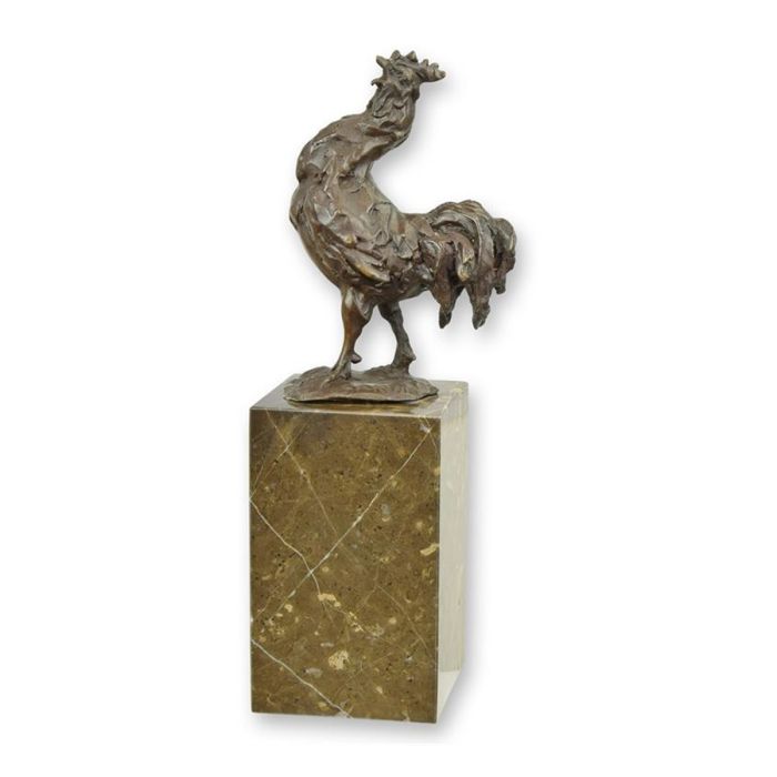 Bronzen sculptuur van haan op hoge bruine sokkel