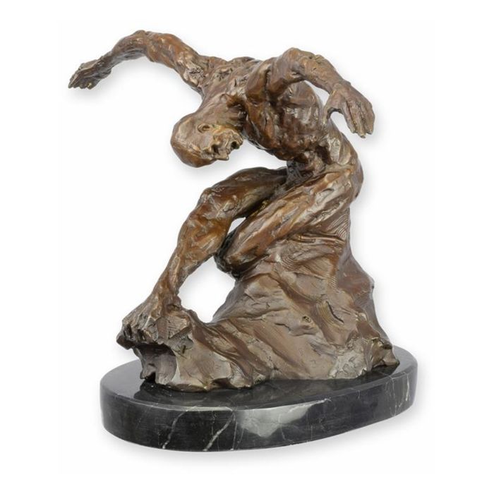 Modernistisch bronzen beeld van naakte mannelijke danser in gebogen pose