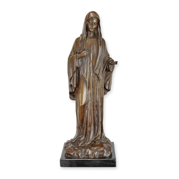 Bronzen Madonnabeeld met gedrapeerd gewaad en donkere plint