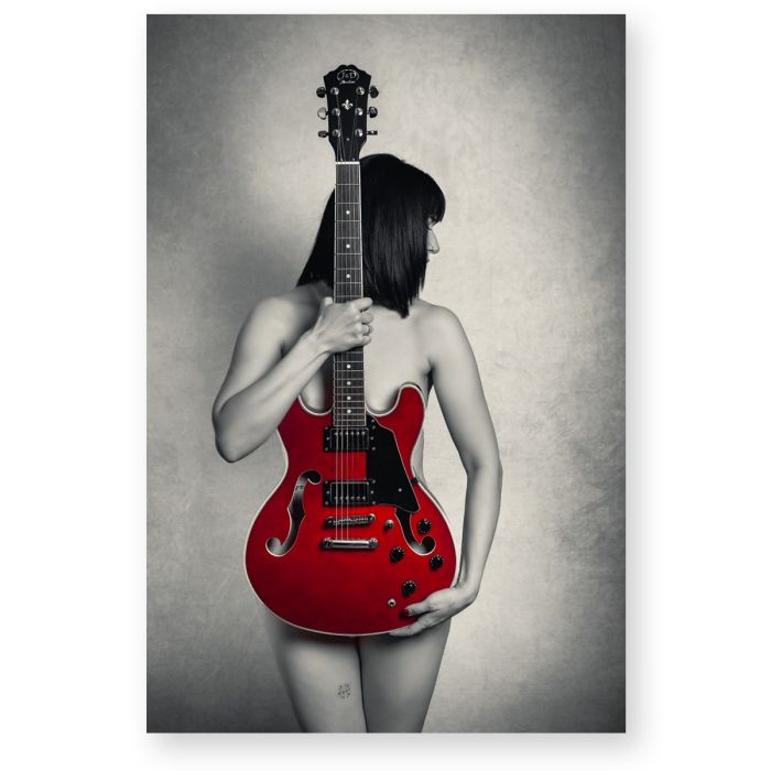 Fine Art kunstfotografie The Color of Sound van Michel Nulens met rode gitaar en artistieke minimalistische naaktcompositie