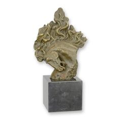 Bronzen sculptuur paardenhoofd met golvende manen op donkere sokkel