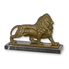 Bronzen leeuwenbeeld met volle manen op donkere sokkel
