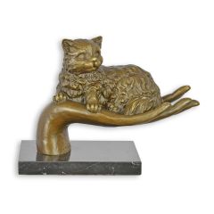 Bronzen sculptuur van liggende kat op open hand en donkere sokkel