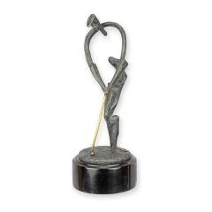 Modernistisch bronzen beeld van golfer met goudkleurige golfclub op ronde sokkel