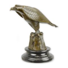 Bronzen adelaar met uitgestrekte vleugels op glanzende zwarte sokkel