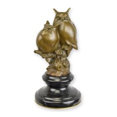 Bronzen sculptuur van twee uilen op een tak met zwarte sokkel