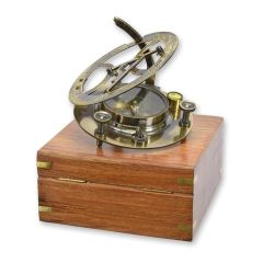 Messing kompas met verstelbare zonnewijzer op houten kist