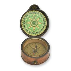 Messing kompas in bruin PU etui met groene kompasroos