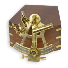 Messing sextant met gebogen schaalverdeling en houten opbergkist