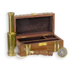 Nautische instrumentenset met messing telescoop, kompas en vergrootglas in houten kist