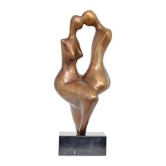 Modernistisch bronzen sculptuur van innig paar op donkere sokkel