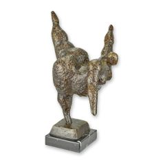Bronzen sculptuur van balancerende danseres op rechthoekige sokkel