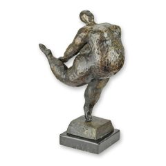 Bronzen sculptuur van naakte danseres met geheven been op vierkante sokkel