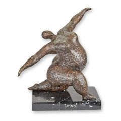 Bronzen beeld van vrouwelijke danseres in dynamische pose op zwarte sokkel