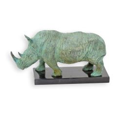 Bronzen neushoornbeeld met groene patina op donkere marmeren voet