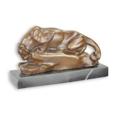 Bronzen sculptuur van drinkende poema bij waterpoel op donkere sokkel