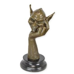 Bronzen beeld van een peinzende Goblin die op een hand rust op een luxe zwarte marmeren voet