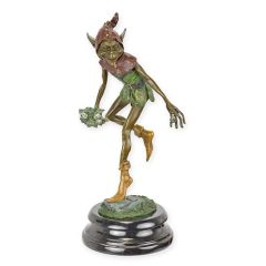 Bronzen beeld van een Goblin met bloemen en handbeschilderde details op een luxe zwarte marmeren voet
