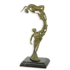Bronzen beeld van een jong stel in sierlijke Art Nouveau-vorm op zwarte natuurstenen voet, 36,2 cm hoog.
