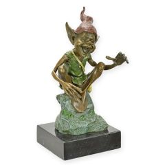Bronzen beeld van een rustende Goblin met handbeschilderde details op een luxe zwarte marmeren voet