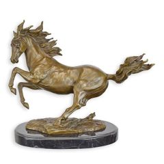 Bronzen sculptuur van een galopperend paard op een luxe natuurstenen sokkel