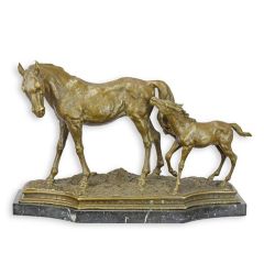 Bronzen sculptuur van een paard met veulen op luxe natuurstenen sokkel