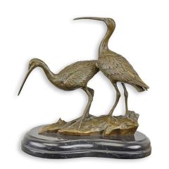 Bronzen sculptuur van een paar elegante steltlopers op een luxe natuurstenen sokkel