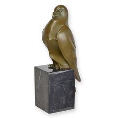Bronzen sculptuur van een steenduif met moderne vormgeving op een luxe zwarte marmeren sokkel