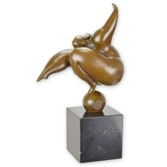Modernistisch bronzen beeld van een dansende naaktfiguur met warme bronzen patina op een zwarte marmeren voet